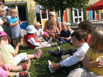 Kindergruppe im Garten