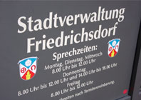 Die Tafel vor der Stadtverwaltung Friedrichsdorf mit Hinweis auf Sprech...