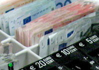 Bildausschnitt, eine Geldkassette mit Euro-Banknoten