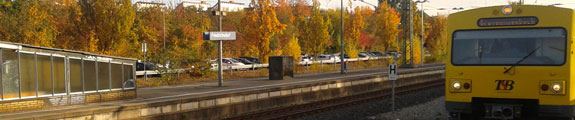 Die Taunusbahn Richtung Grävenwiesbach fährt in Friedrichsdorf ein.