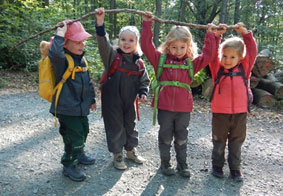 Aktive Kinder im Wald