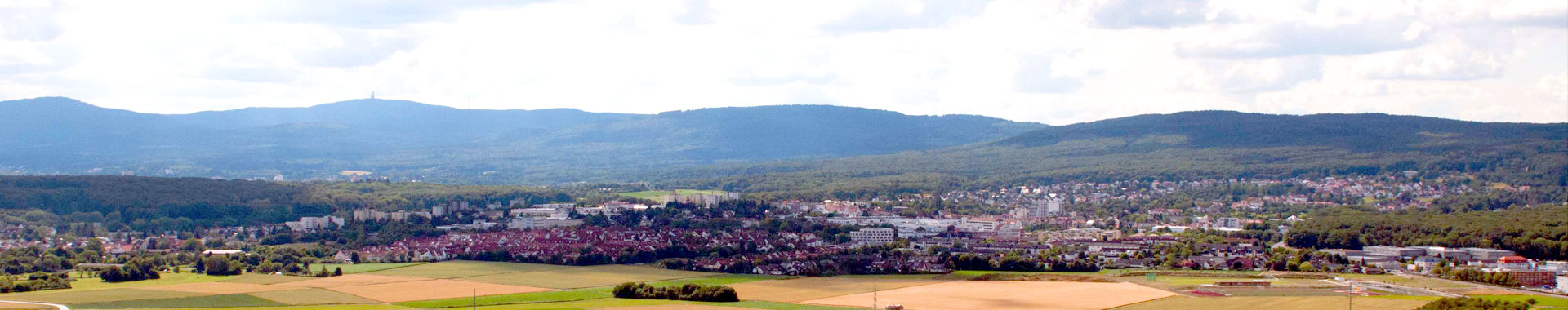 Gesamtstadt Friedrichsdorf am Taunushang mit Blick auf den Feldberg