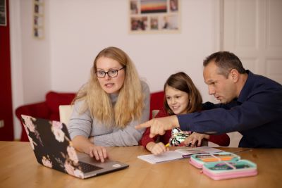 Familie schaut gemeinsam nach passender Lernhilfe Fotograf*in: Sascha Kott