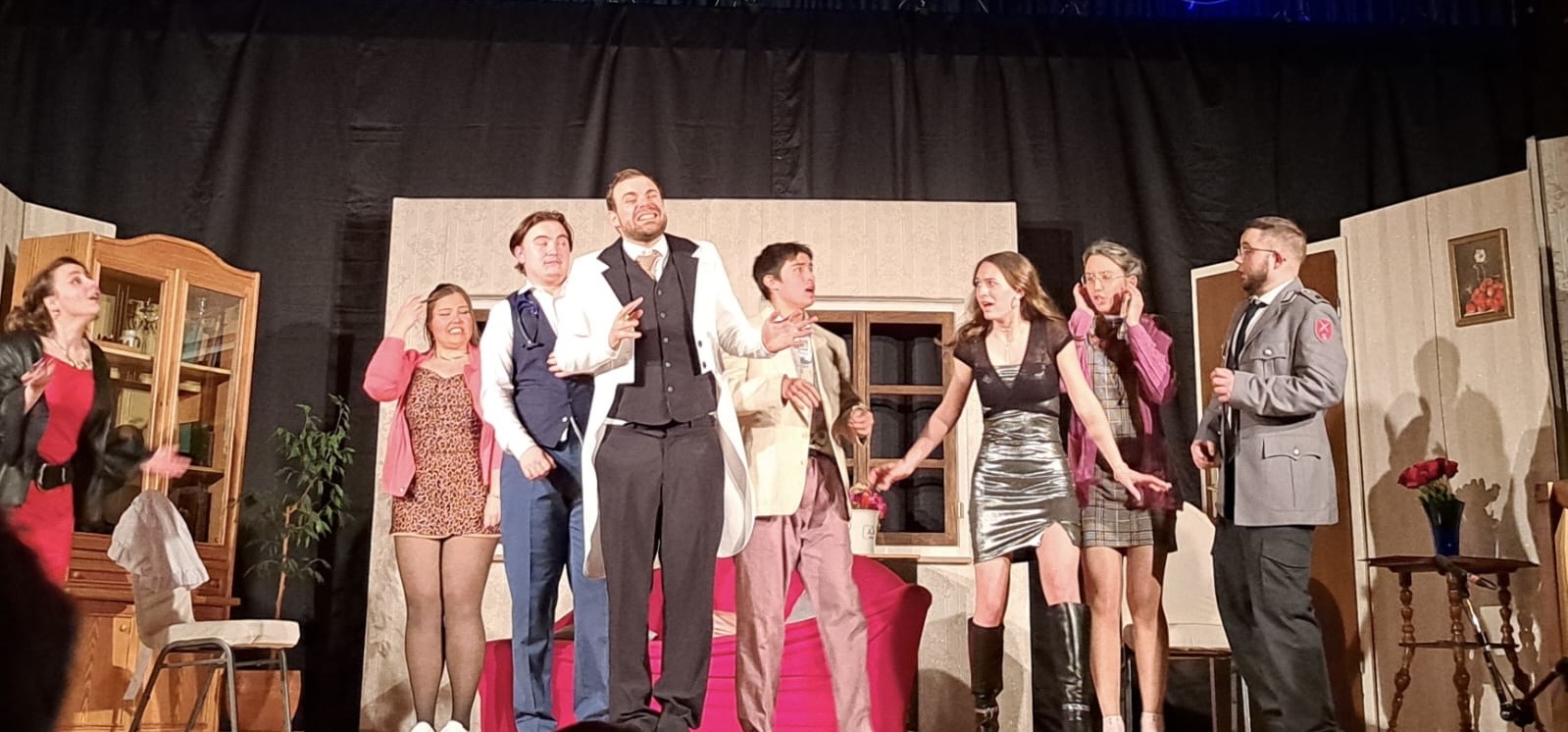 Unsere Schauspielenden in Aktion auf der Bühne