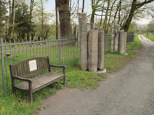 Eingangstor zum Jüdischen Friedhof Seulberg mit Stelen