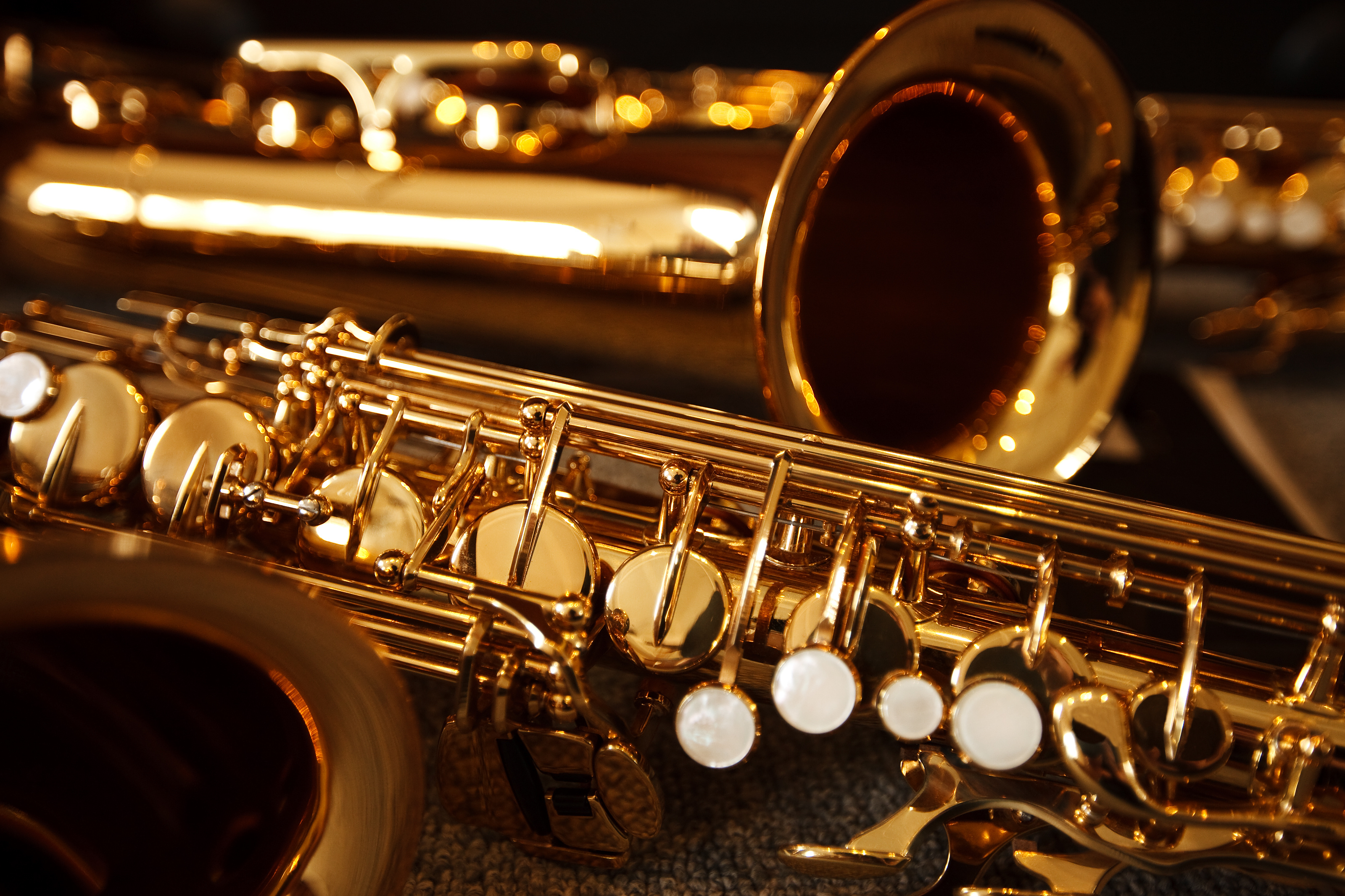 Saxophone liegen auf einer Unterlage