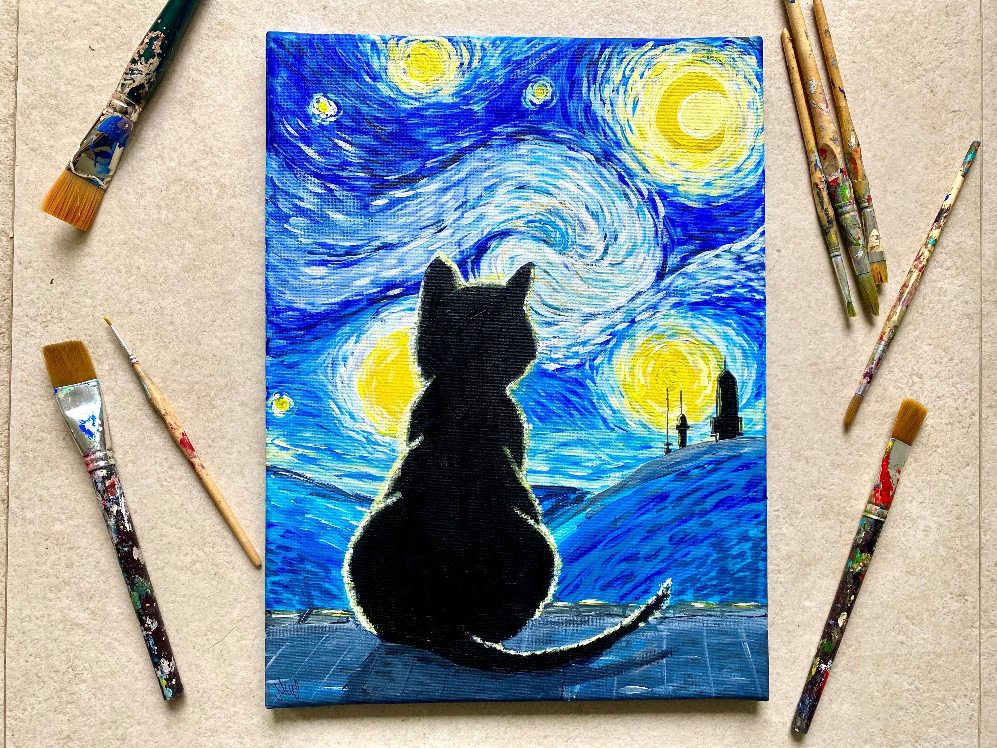Schwarze Katze vor einem Abendhimmel mit Sternen.