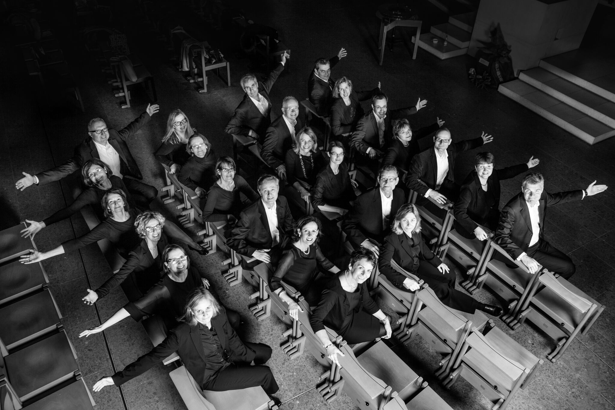 Gruppenbild des Chores im Kirchenraum von St. Bonifatius