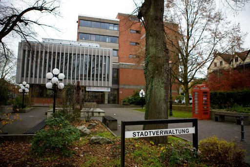 Zeigt im Hintergrund die Front des Rathauses Friedrichsdorf, im Vordergrund sieht man das Schild mit der Aufschrift "Stadtverwaltung"