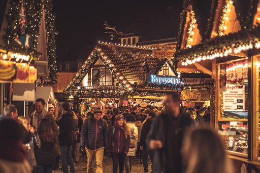 Weihnachtsstände und Weihnachtsmarkt-besucher