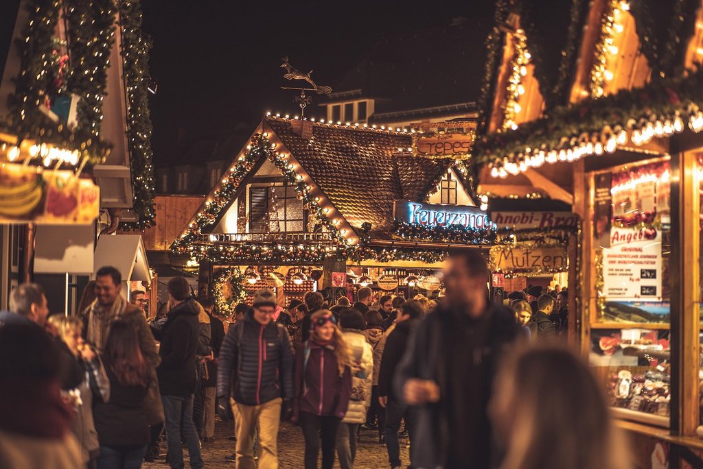 Weihnachtsstände und Weihnachtsmarkt-besucher