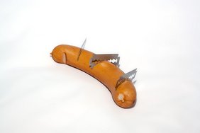 Eine Wurst mit rasierklingen darin.