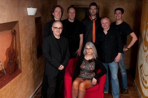Auf dem Bild sind die sechs Musiker sitzend und stehend im Eingangsbereich vom Garniers Keller zu sehen.