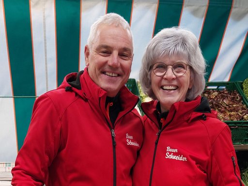 Die beiden Markbeschicker Rainer und Christel Schneider stehen in ihrem Gemüsestand für ihren frischen Auslagen.