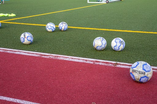 Bälle auf dem Kunstrasen im Sportpark