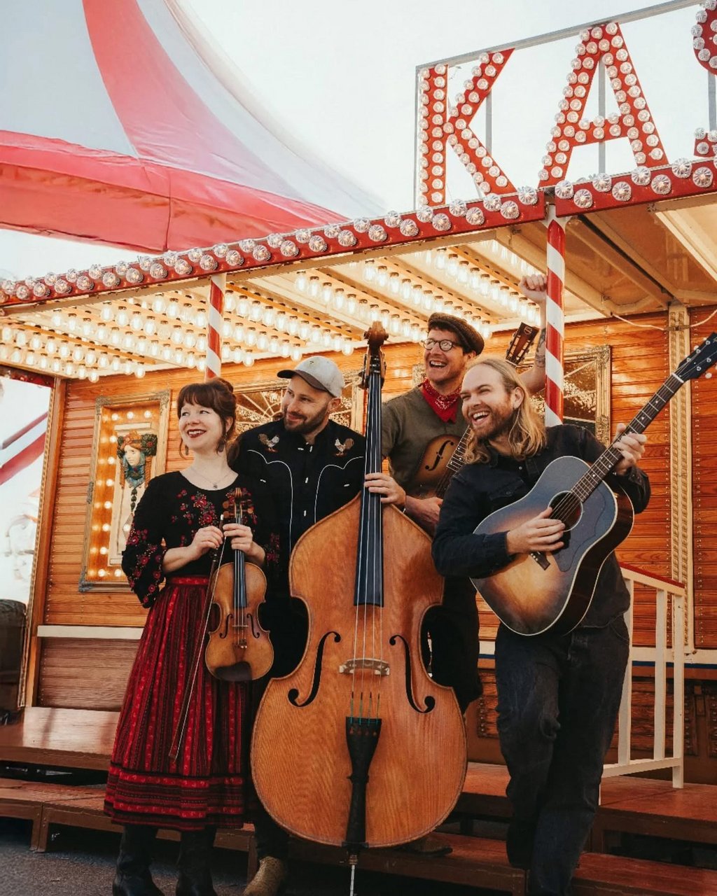 Auf dem Bild sind die vier Musiker von The See See Riders mit ihren Streichinstrumenten zu sehen.