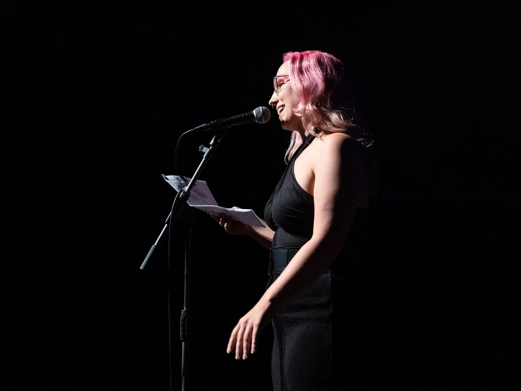 Auf dem Bild ist Katharina Marosz am Mikro zu sehen.