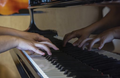 Hände die Klavier spielen