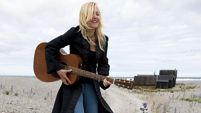 Auf dem Bild ist die Sängerin Annika Fehling mit Gitarre zu sehen.