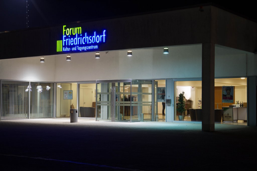 Auf der Darstellung ist der beleuchtete Eingangsbereich des Forum Friedrichsdorfs zu sehen.