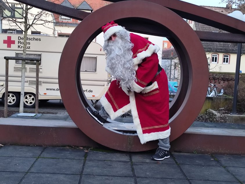 Weihnachtsmarkt 2025_Weihnachtsmann Weihnachtsmann vor dem Rathaus