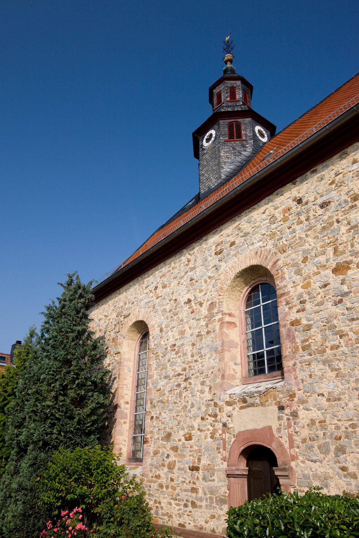 Auf der Darstellung ist die Evangelische Kirche Burgholzhausen zu sehen.