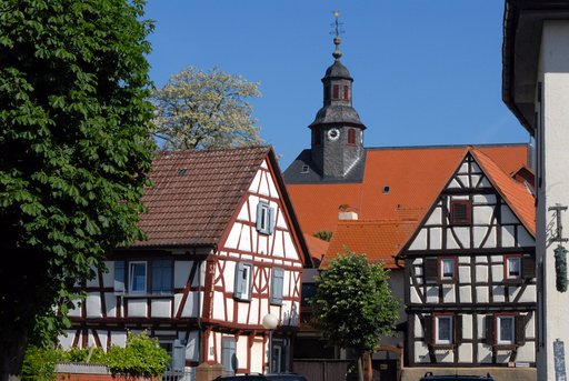 Sicht auf die Kirche und Fachwerkhäuser von Burgholzhausen