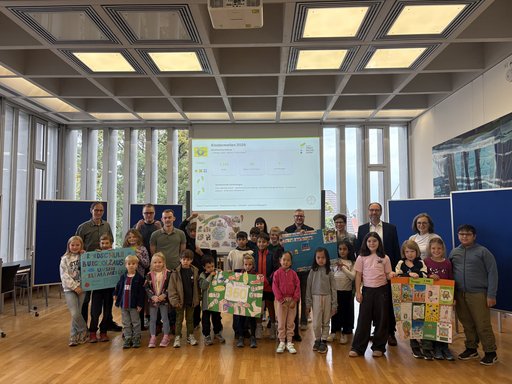 Gruppenbild Kinder, Lehrkräfte, Erzieher und Verwaltung
