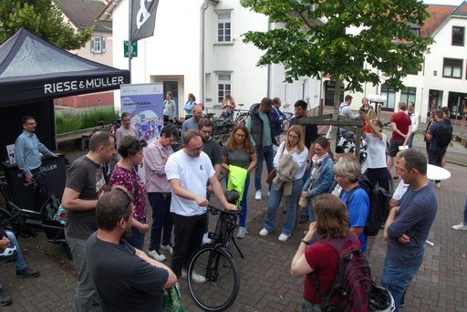 Das Bild zeigt Teilnehmende des Pendelexperiments in Friedrichsdorf bei der Übergabe der E-Bikes zum Experimentstart.