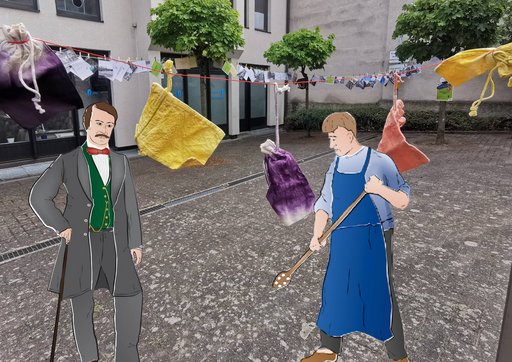 Zwei stilisierte Figuren stehen im Freien auf einem gepflasterten Platz vor einem Gebäude mit großen Fenstern und Bäumen im Hintergrund. Links steht eine Person in einem grauen Anzug mit grüner Weste, einem roten Halstuch und einem Stock in der Hand. Rechts steht eine Person in einem blauen Overall, die einen großen Holzlöffel hält. Über den Figuren hängen an einer Leine bunter Säckchen, die an Wäscheklammern befestigt sind. Im Hintergrund sind weitere Bilder an der Leine zu sehen.