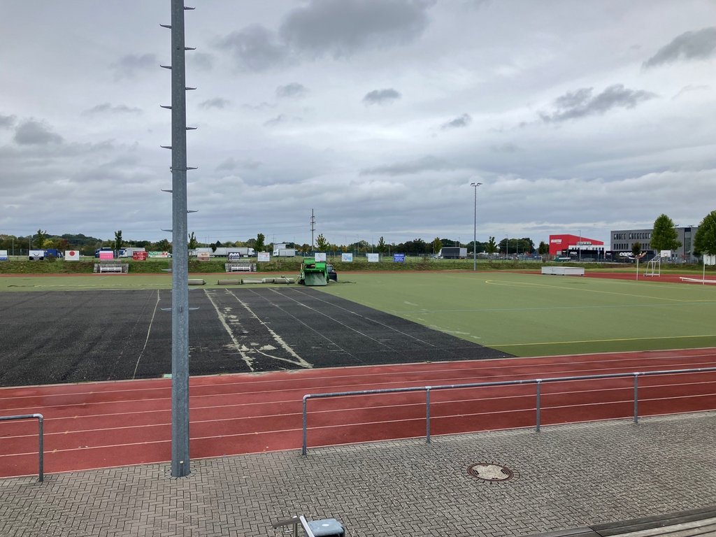 Kunstrasensanierung Sportpark Friedrichsdorf Baustelle: Vom alten Kunstrasen ist schon ein Teil abgetragen