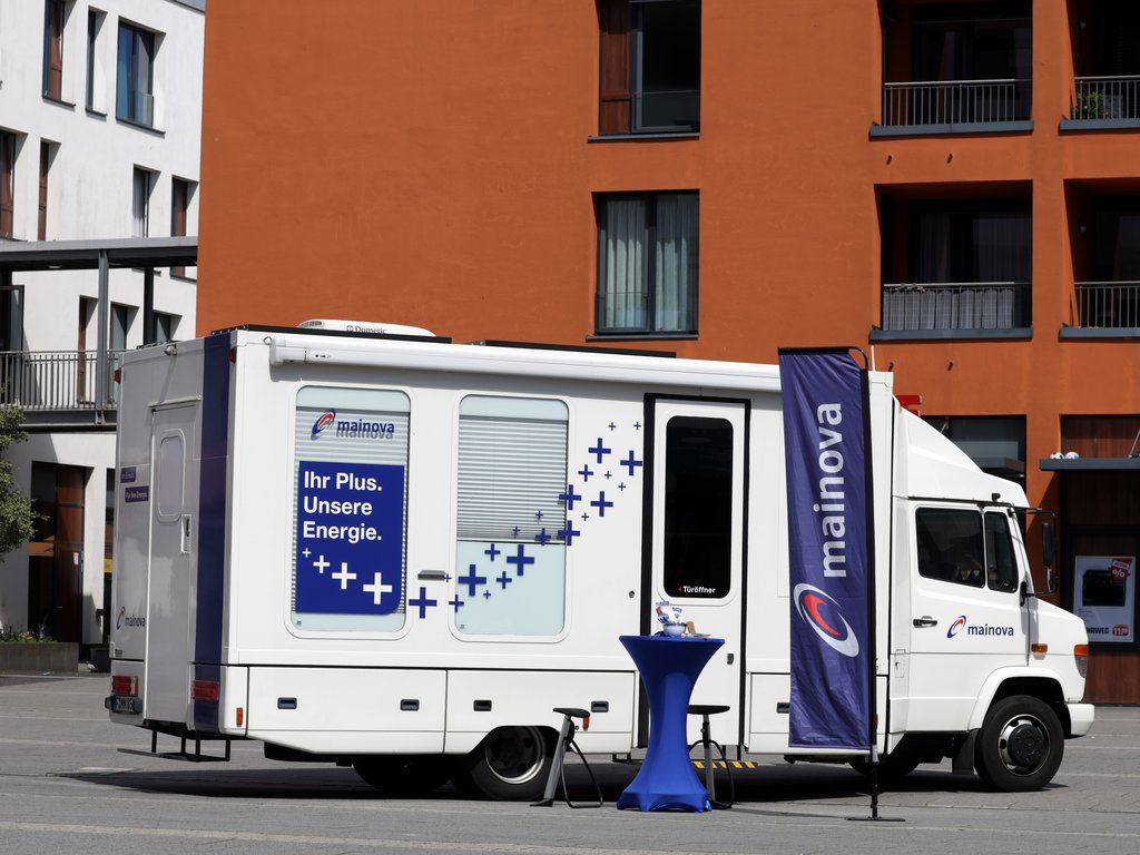 Zu sehen ist ein Infowagen mit Mainova Schriftzug