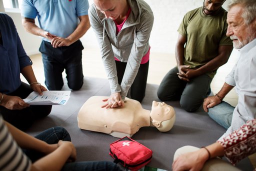Erste-Hilfe-Kurs mit einem Dummy