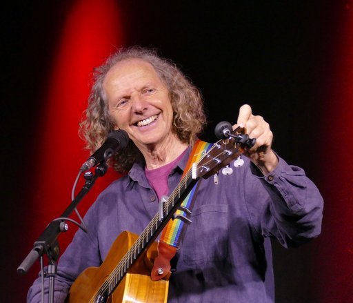 Auf dem Bild ist der Barde Colum Sands mit Gitarre zu sehen.