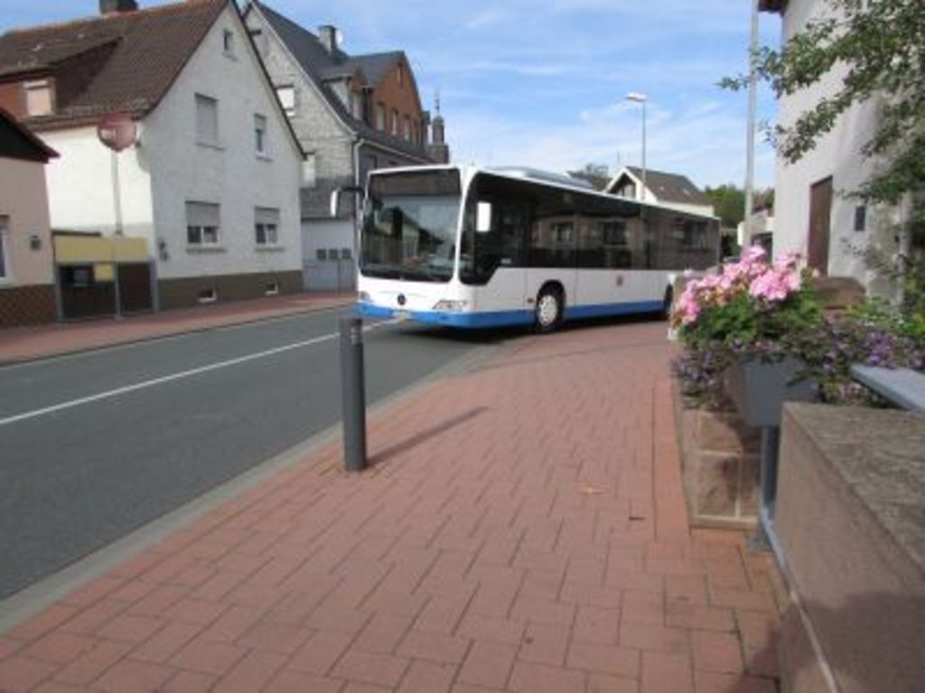 Bus biegt auf Kurve ab
