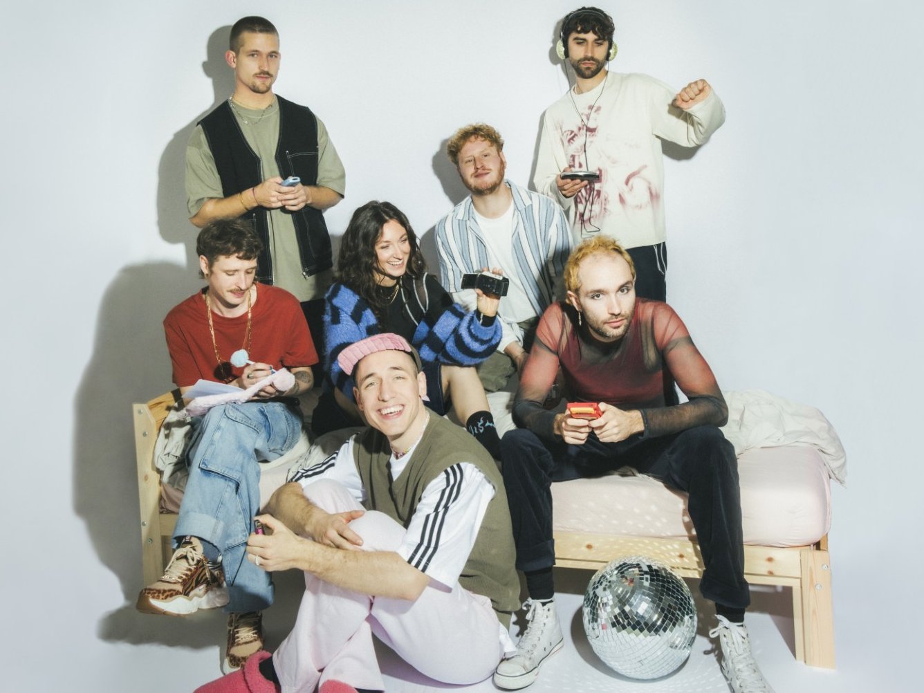 Auf dem Bild ist die Band Make a Move zu sehen vor weißen Hintergrund.