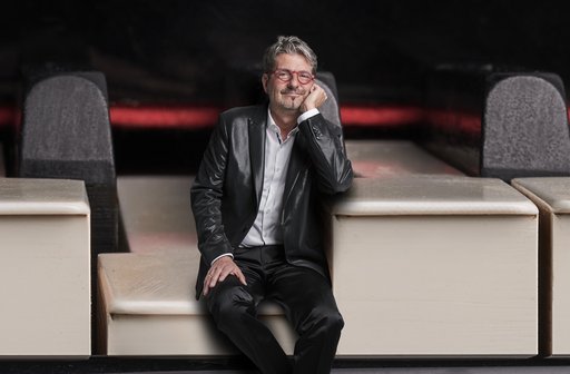 Auf dem Bild ist Felix Reuter quasi als Däumling auf einer Klaviertaste sitzend zu sehen.