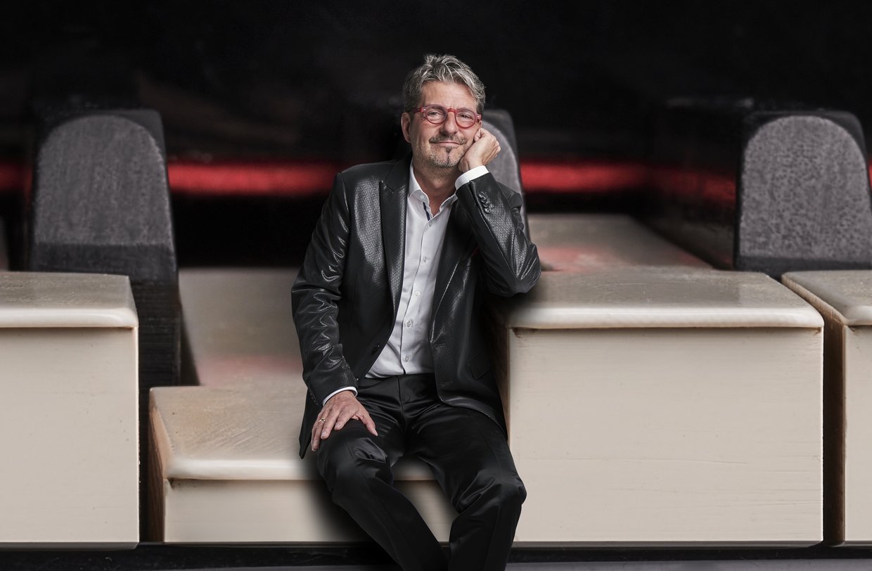 Auf dem Bild ist Felix Reuter zu sehen, der auf einer Klaviertaste sitzt.