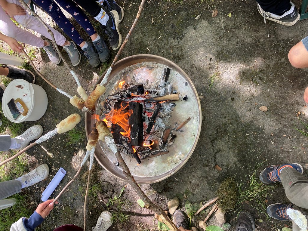 Stockbrot aus Feuerschale in den Ferienspielen