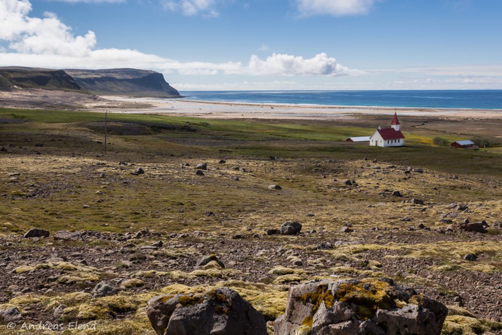 Auf dem Bild sind die vier Musiker der Matchbox Blueband vor farbigem Hintergrund zu sehen.