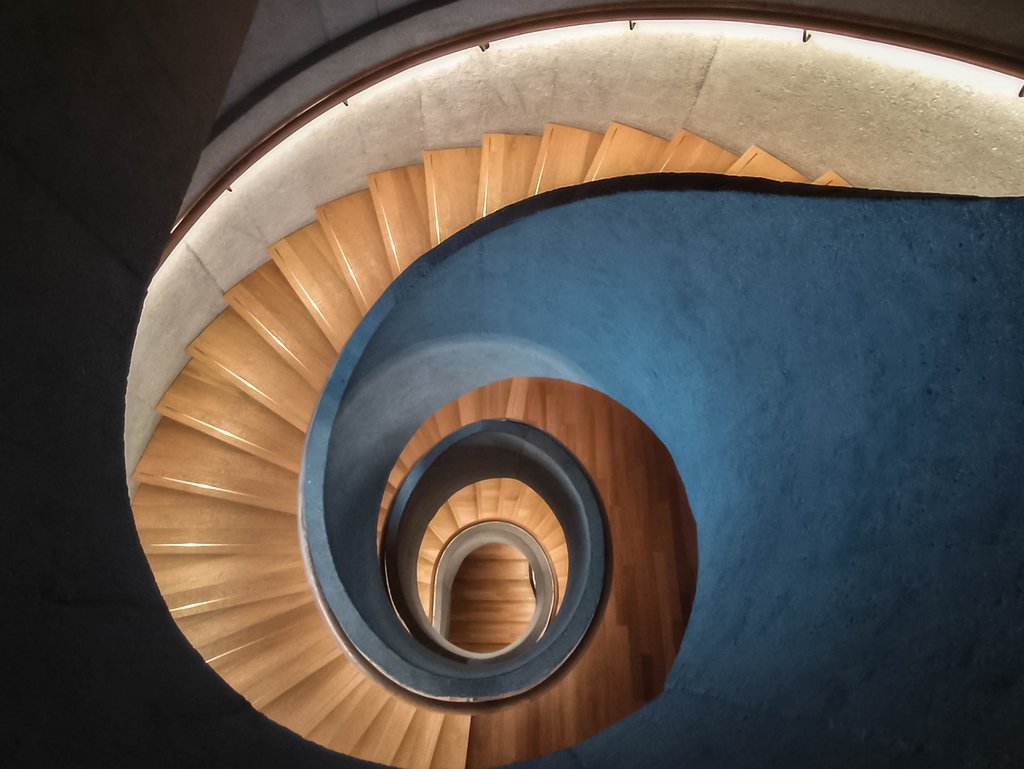 beleuchtete Wendeltreppe aus Vogelperspektive