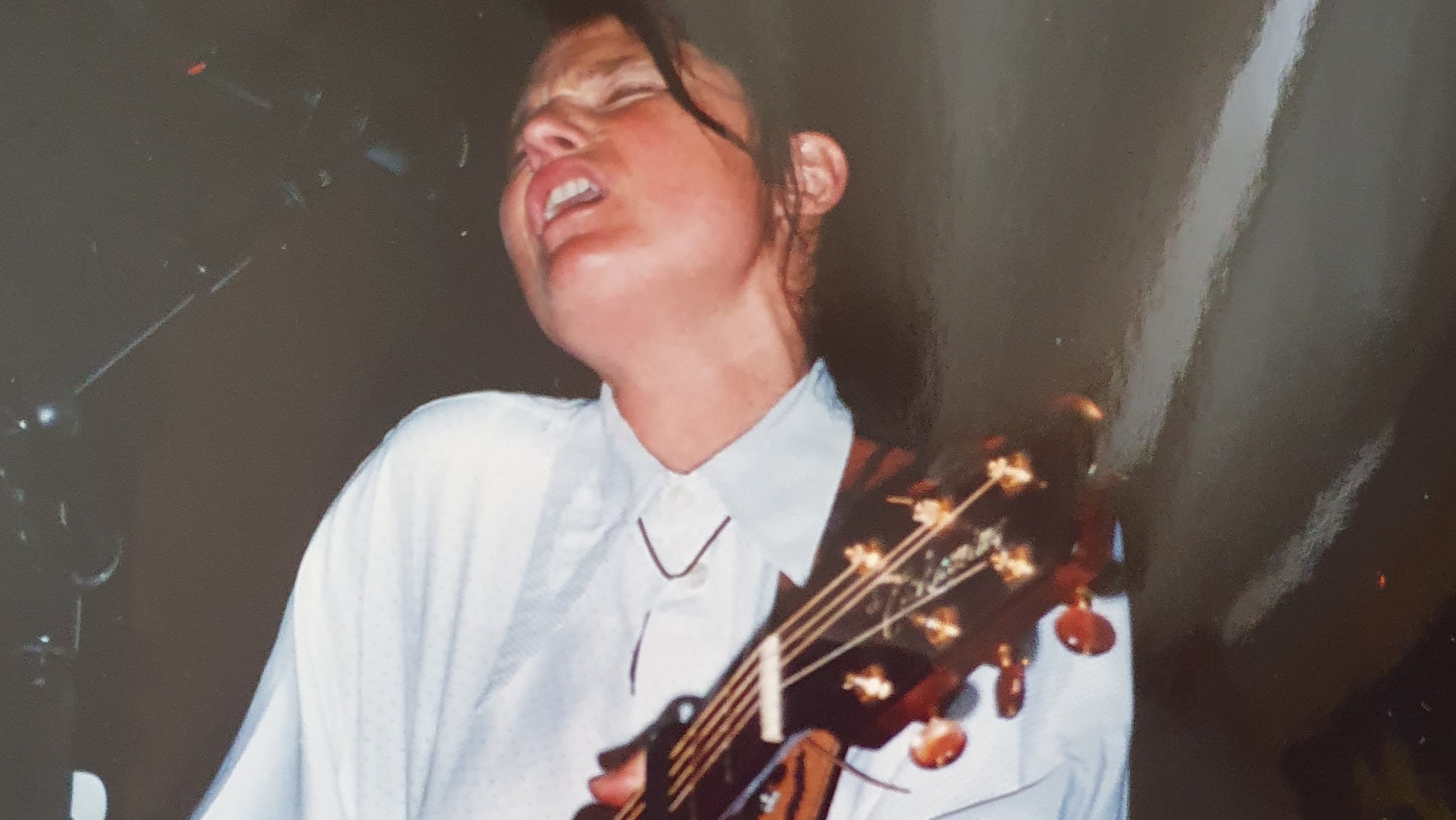 Auf dem Bild ist die Sängerin Barbara Clear mit Gitarre zu sehen.