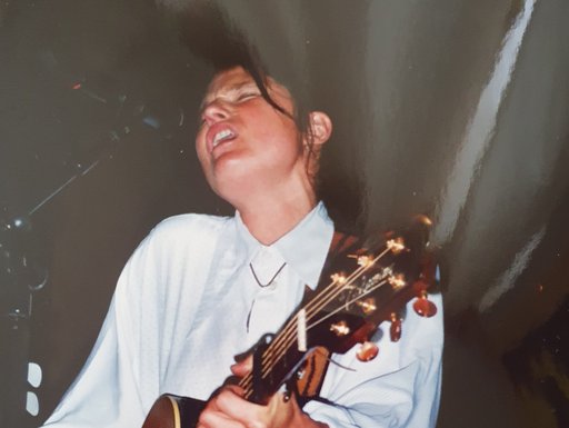 Auf dem Bild ist Barbara Clear auf einer Gitarre spielend zu sehen..