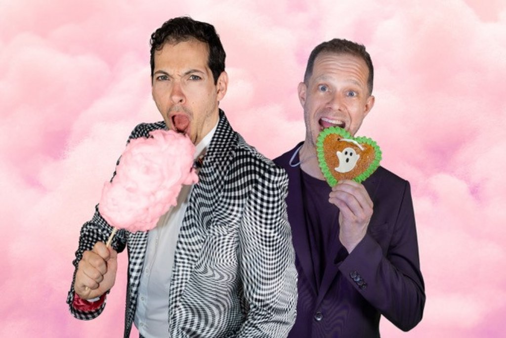 Auf dem Bild sind Bastian Korff mit rosa Zuckerwatte und Florian Ludewig mit Lebkuchenherz zu sehen.