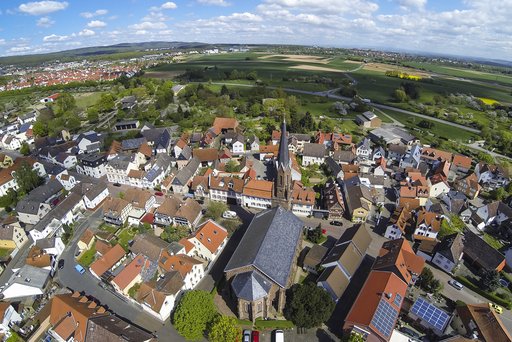 Es werden die Häuser und die Kirche von Seulberg gezeigt.