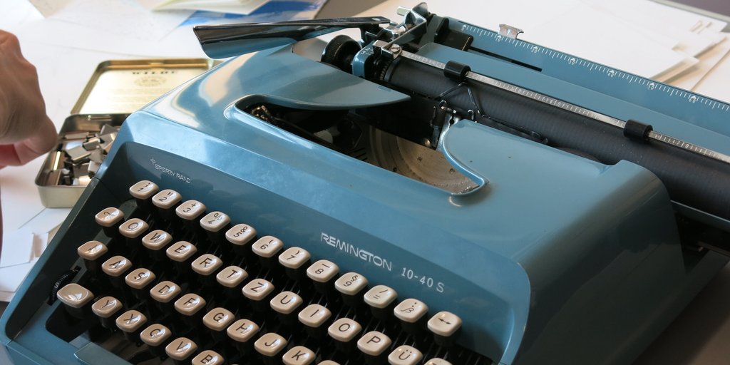 Auf dem Bild ist die Tastatur einer alten Schreibmaschine zu sehe.