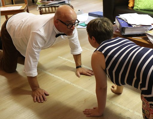 Auf dem Bild sind ein Mann und eine Frau zu sehen, die sich im Vierfüßlerstand gegenüber stehen.