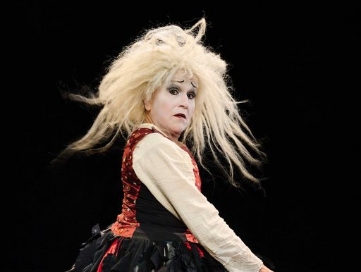 Auf dem Bild ist Gardi Hutter mit einer weißen Perücke und weiß geschmincktem Gesicht zu sehen.