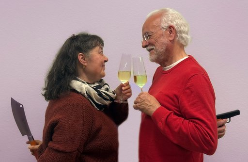 Auf dem Bild sind eine Frau und ein Mann zu sehen, die sich zuprosten.