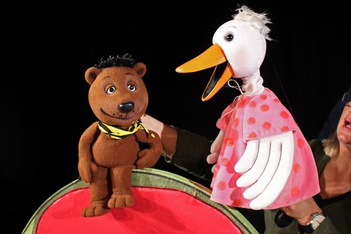 Der Bär und die Gans auf der Lehne eines Sofas  
